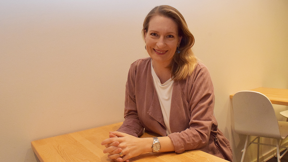 Kvinden fra artiklen ved et bord